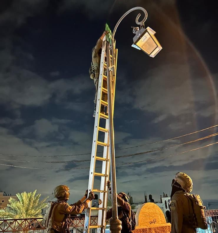 מורידים שלטי תמיכה בטרור ביהודה ושומרון