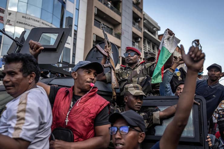 ניסיון הפיכה ב מדגסקר מפגינים מהומות