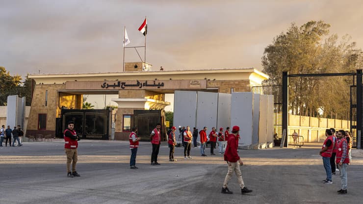 איטליה עשויה להסתפק בשליחת כוחות למעבר רפיח (צילום: Ali Moustafa/Getty Images) מעבר רפיח מצרים