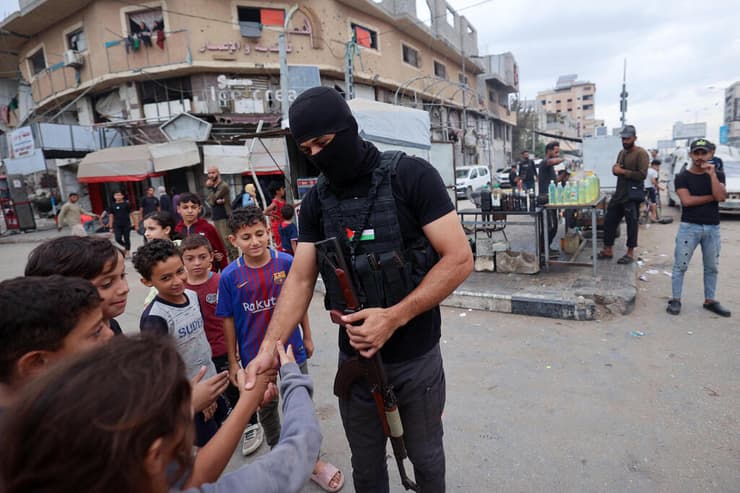 מחבל חמאס לוחץ ידיים לילדים בנוסייראת