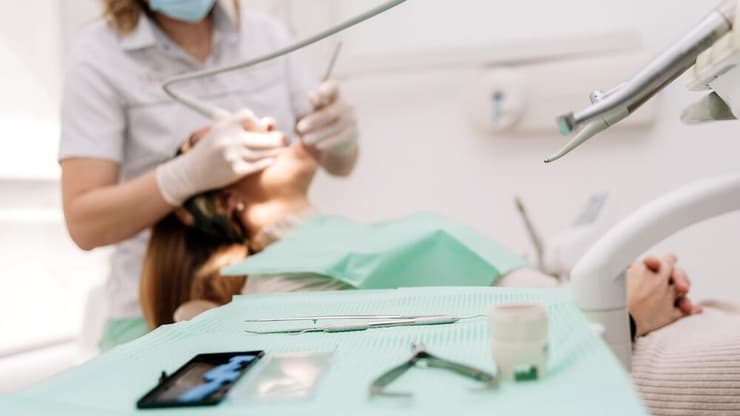 אם אתם בכל זאת רוצים תכשיט בשיניים, פנו אך ורק לרופא שיניים מוסמך (צילום: Shutterstock) רופא שיניים