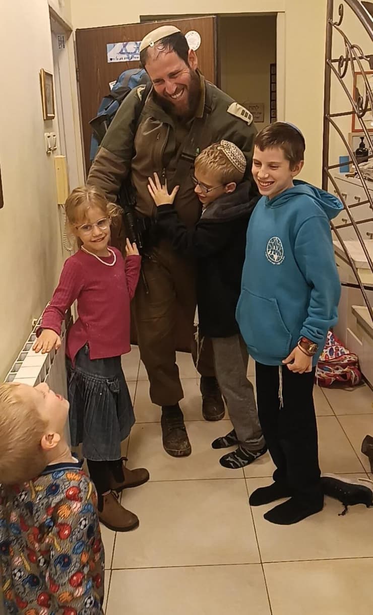 הרב אבי גולדברג ז"ל, כאשר בא מהמילואים לביקור בבית