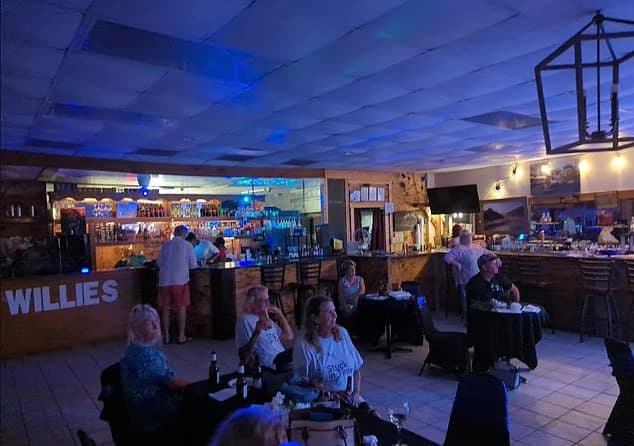 יושבים בתוך ה-Willie's Bar and Grill בדרום קרוליינה, בערב שקט יותר ארה"ב דרום קרוליינה האי סנט הלנה אירוע ירי המוני הרוגים פצועים