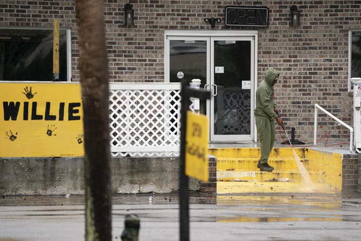 בכניסה לבר בסנט הלנה. המבלים נמלטו וחיפשו מחסה מהיריות (צילום: Sean Rayford/Getty Images) ארה"ב דרום קרוליינה האי סנט הלנה אירוע ירי המוני הרוגים פצועים