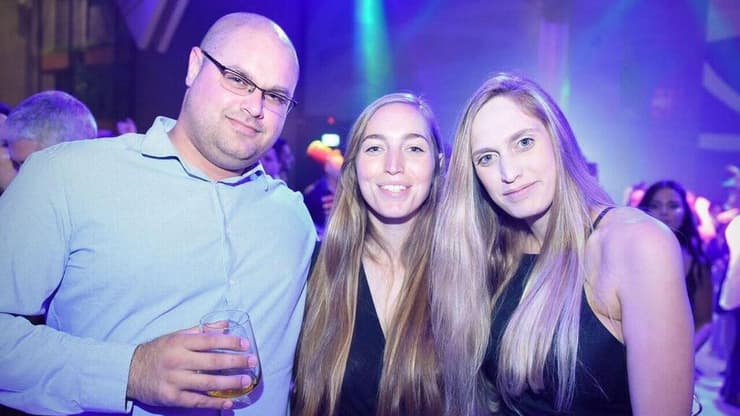 קרין גביש יוסיפון ז"ל שנפטרה מסרטן השד עם אחותה אוריין ואחיה תום