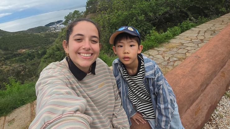 "לימדתי אותו אנגלית, הוא לימד אותי סינית". עם ילד מקומי בדאלי (צילום: סיוון (סיווי) בר לב) ״לימדתי אותו אנגלית, הוא לימד אותי סינית״. עם ילד מקומי בדאלי