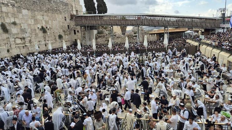 מתפללים בכותל בחול המועד סוכות