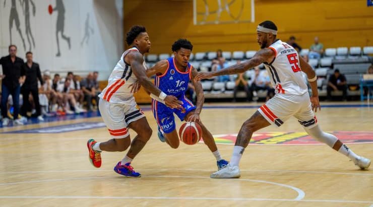 רונאלדו סגו חודר בין שני שחקנים