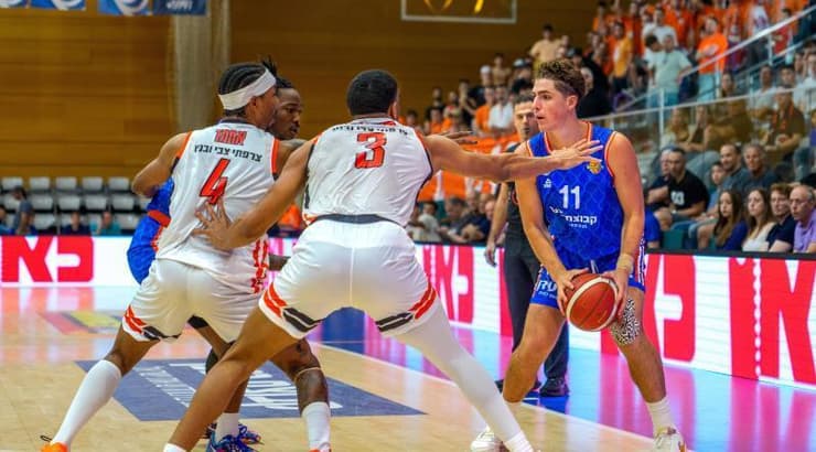 אדם אריאל תחת הלחץ