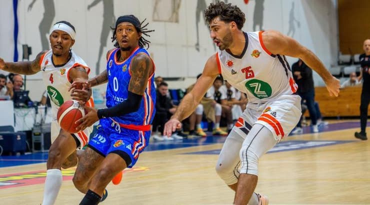 ג'ורדן פלויד חודר עם הכדור