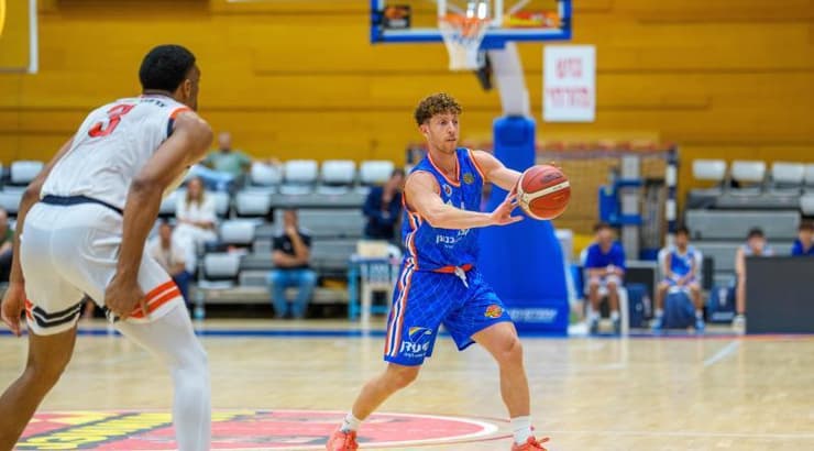 גיל בני מוסר את הכדור