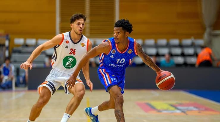 רונאלדו סגו שומר על הכדור