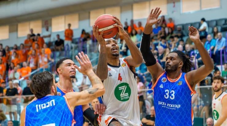 קליל אחמד חודר לסל