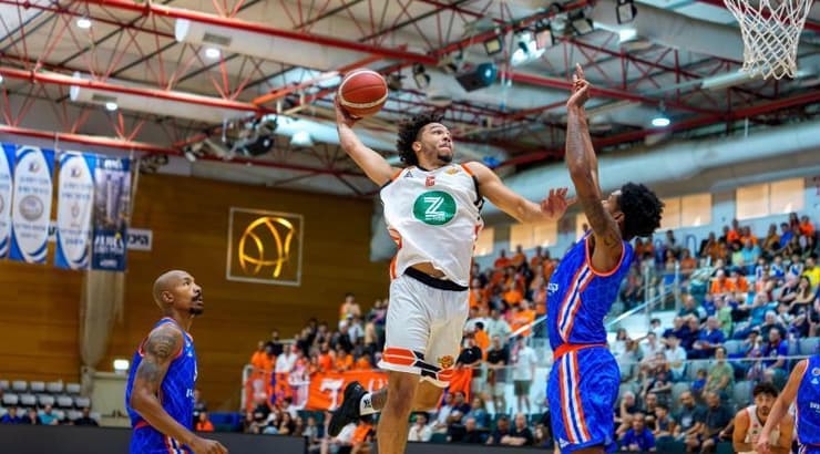 מרכוס וויליאמס בדרך לדאנק