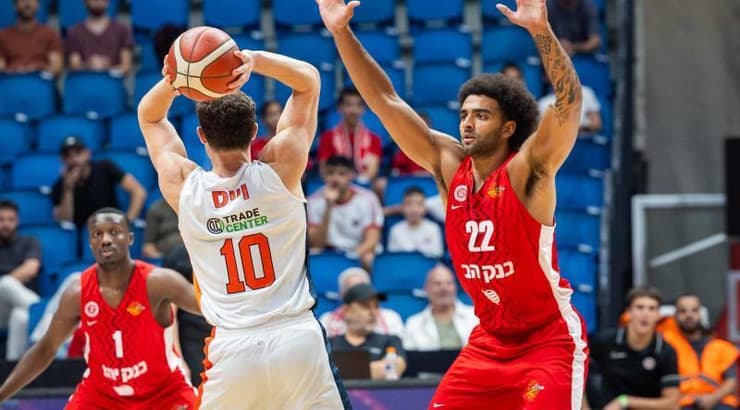 ספנסר וייס מחפש מסירה