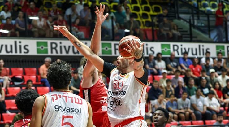 לוקאס גולדנברג עולה לסל