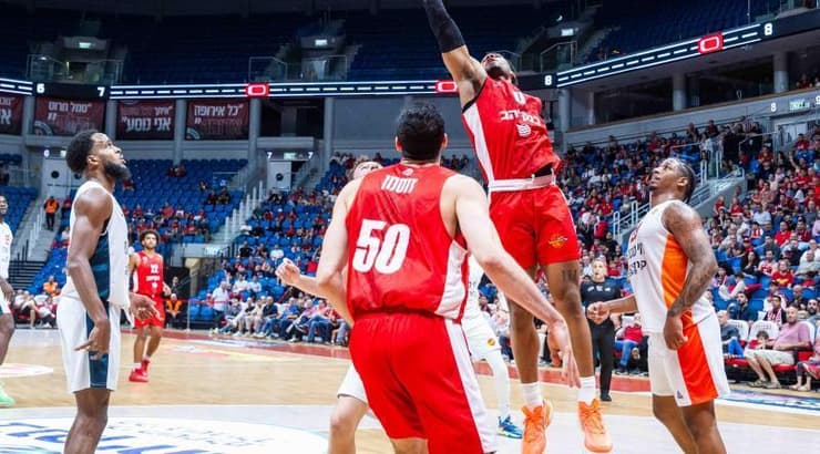 ג'סטין סמית' עולה לדאנק