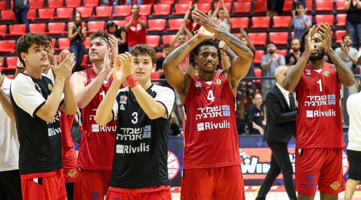 שחקני הפועל גליל עליון מוחאים כפיים לקהל