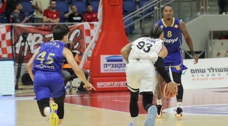 קודי דמפס בדרך לסל