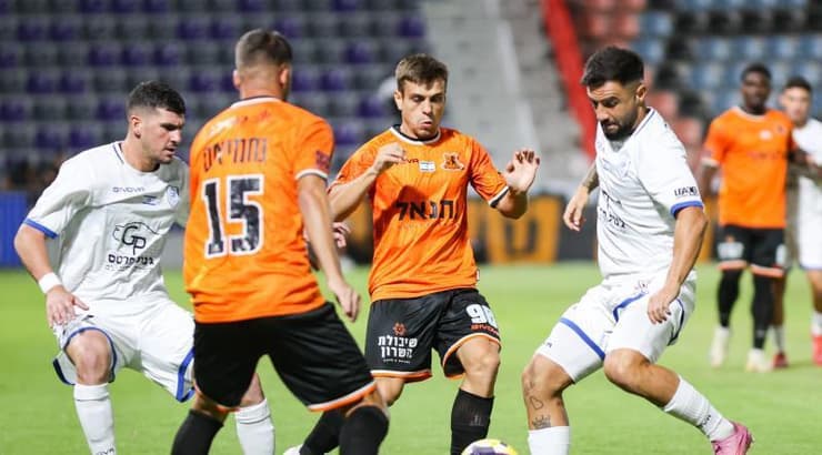 ויקטור סטינה נאבק על הכדור