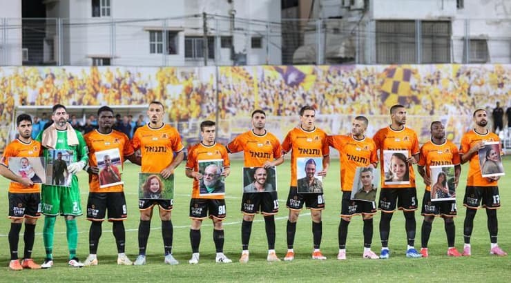 שחקני בני יהודה עם תמונות של החטופים