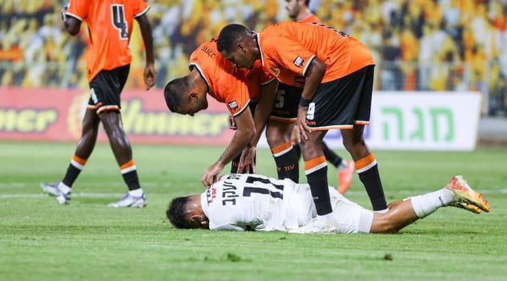 מתן בית יעקב על הדשא במהלך ההתמודדות הקודמת בין הצדדים