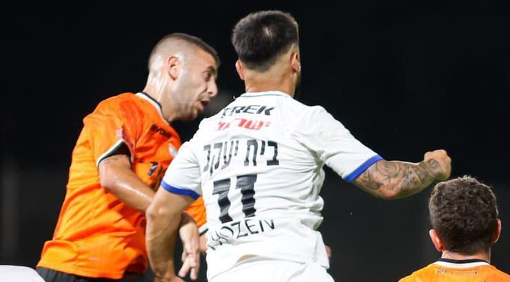 הכדור פוגע בידו של בית יעקב