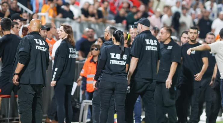 המאבטחים מנסים להרגיע את הבלאגן ביציע