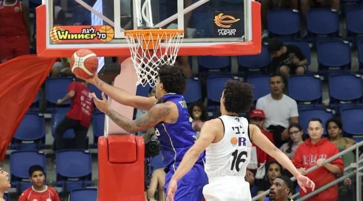 מרסיו סנטוס מתחת לסל