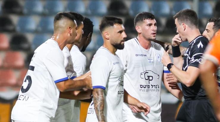 שחקני יפו מתווכחים עם השופט