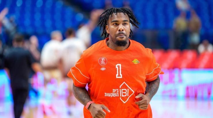 כריס ג'ונס (רועי כפיר) כריס ג'ונס