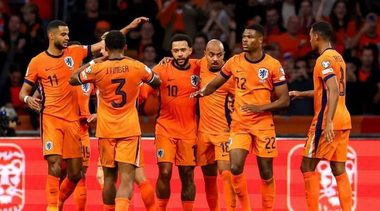 שחקני הולנד חוגגים