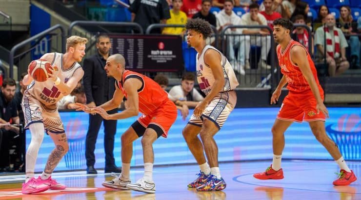 בודי יום נשמר על ידי גיא פלטין (רועי כפיר) בודי יום נשמר על ידי גיא פלטין