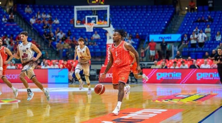 כריס ג'ונס (רועי כפיר) כריס ג'ונס