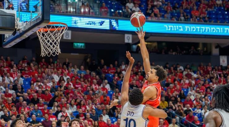 קולין מלקולם עולה לסל (רועי כפיר) קולין מלקולם עולה לסל