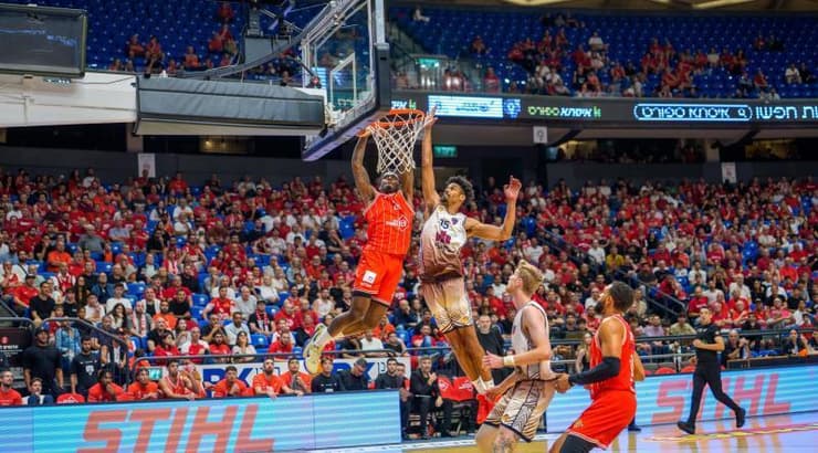 אנטוניו בלייקני מרחף באוויר (רועי כפיר) אנטוניו בלייקני מרחף באוויר