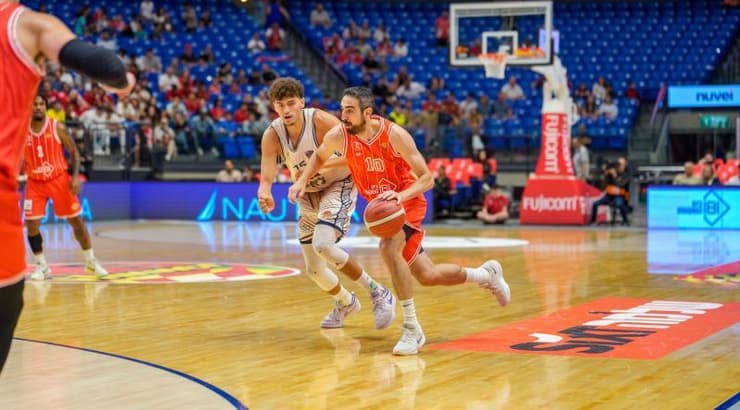 בר טימור עם הכדור (רועי כפיר) בר טימור עם הכדור