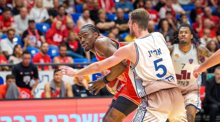 תומר אסייג שומר על טאי אודיאסה (רועי כפיר) תומר אסייג שומר על טאי אודיאסה