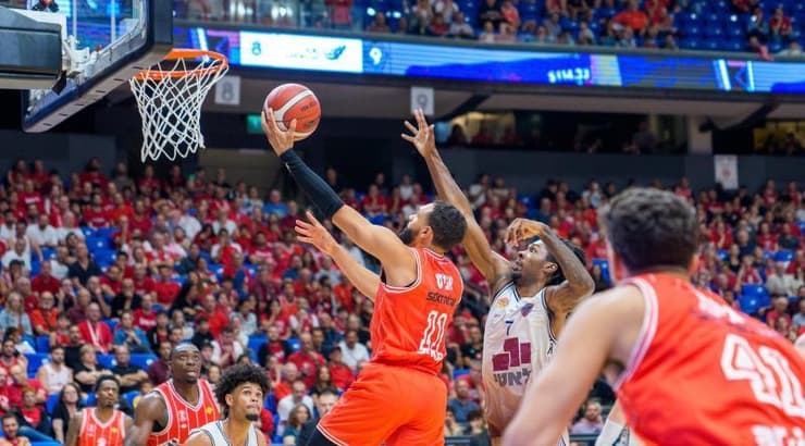 טיילר אניס עולה לסל (רועי כפיר) טיילר אניס עולה לסל