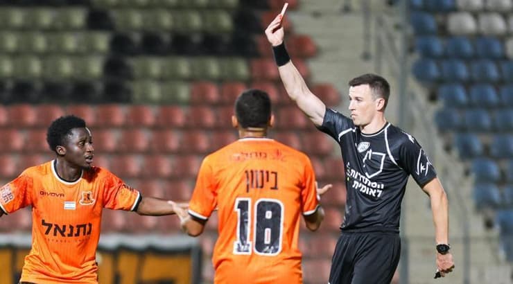 השופט מראה לסתיו ישראלי את הכרטיס האדום