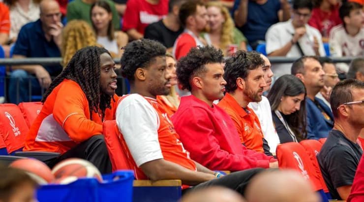 וסיליה מיציץ', אלייז'ה בראיינט, ג'ונתן מוטלי ודן אוטורו צופים מהצד (רועי כפיר) וסיליה מיציץ', אלייז'ה בראיינט, ג'ונתן מוטלי ודן אוטורו צופים מהצד