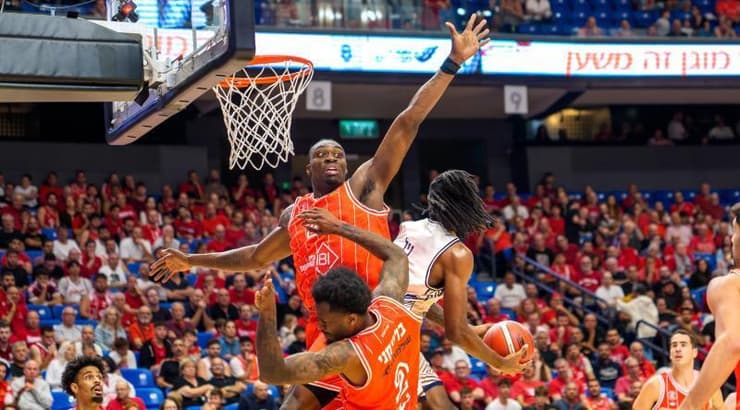 ג'מייה ניל במהלך אקרובטי (רועי כפיר) ג'מייה ניל במהלך אקרובטי