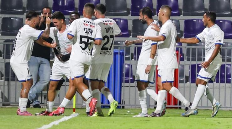 שחקני מכבי יפו חוגגים עם תורג'מן