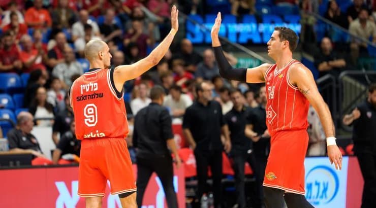 עוז בלייזר וגיא פלטין חוגגים (רועי כפיר) עוז בלייזר וגיא פלטין חוגגים