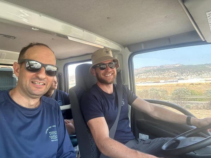 איתמר ורועי עוזיאל במהלך התנדבות