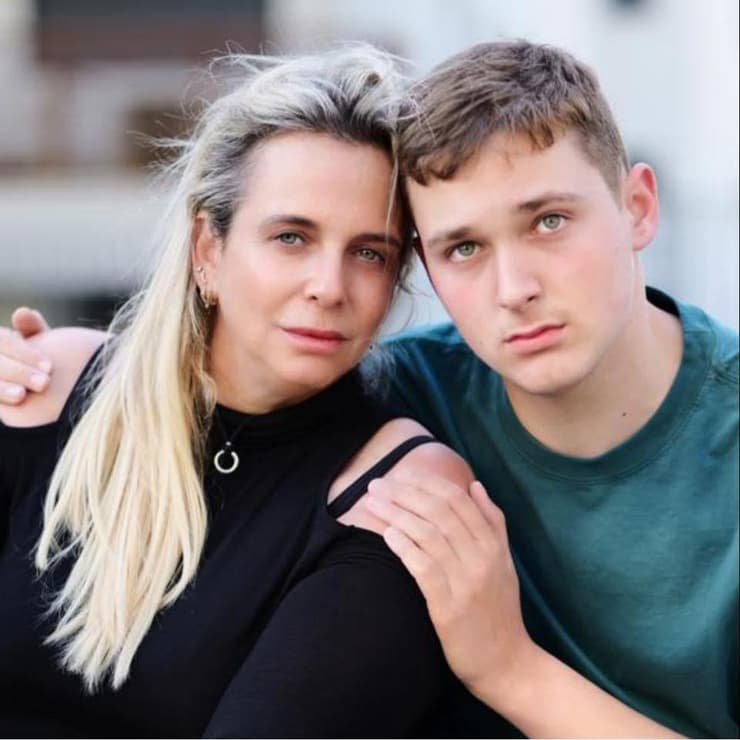 יעל יוספסברג ובנה מיכאל. "אחרי שסיימתי לבכות, אמרתי לעצמי שאני חייבת להוציא את מיכאל וחבריו מ'בועת האוטיזם'" (צילום: ראובן חיון ) יעל יוספסברג ובנה מיכאל