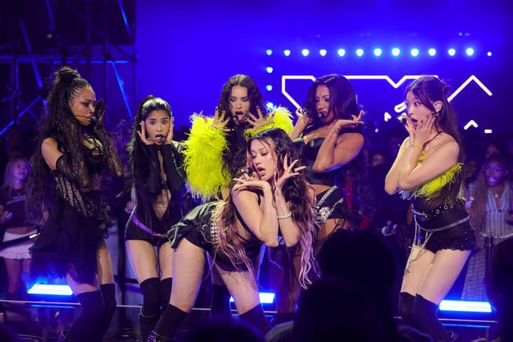 מימין לשמאל: יון-צ'ה, לארה, מייגן, דניאלה, סופיה ומאנון. קטסאיי בטקס פרסי הווידאו של MTV (צילום: Mike Coppola/Getty Images for MTV) קטסאיי בטקס פרסי הווידאו של MTV