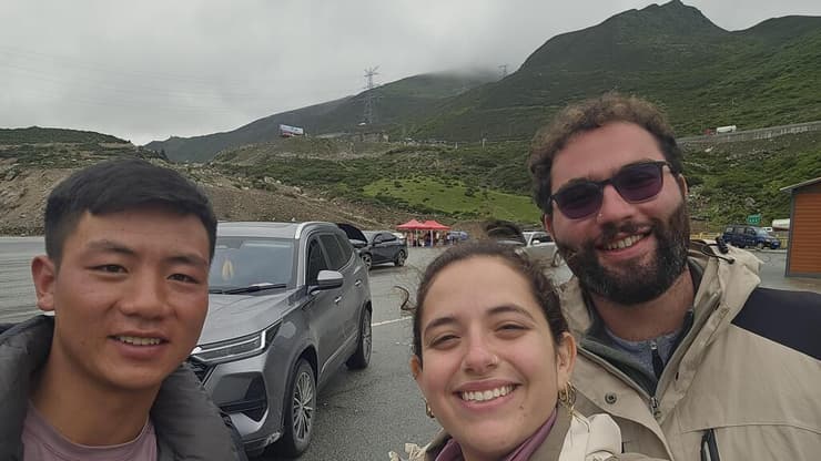 עם חבר ישראלי ונהג טרמפים מקומי (צילום: סיוון בר לב) עם חבר ישראלי ונהג טרמפים מקומי