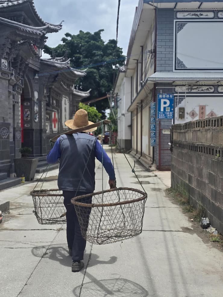 חקלאי בכפר מקומי (צילום: סיוון (סיווי) בר לב) חקלאי בכפר מקומי