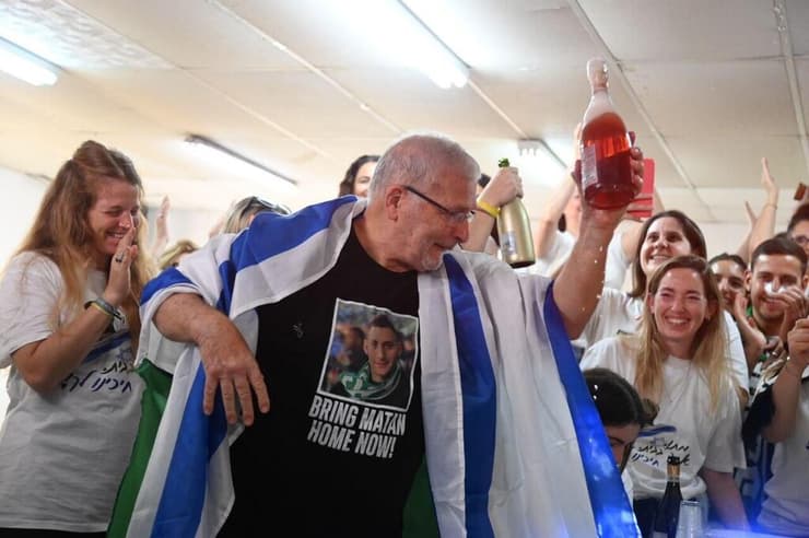 משפחה וחברים של מתן אנגרסט מחכים לשובו